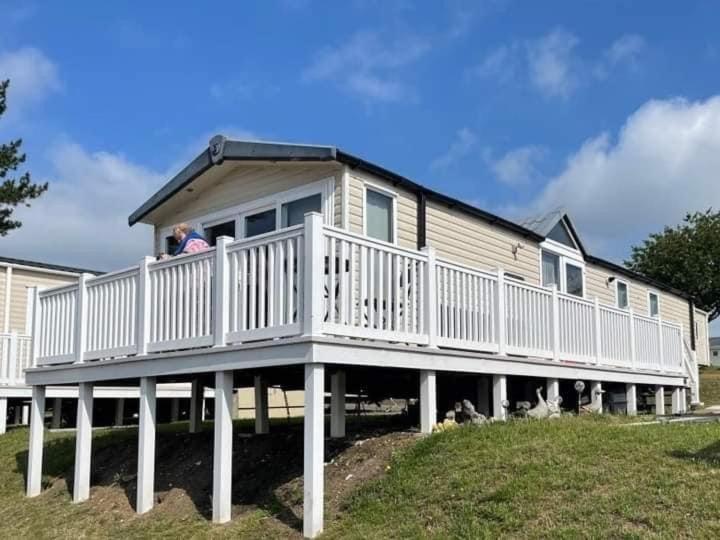 Sea Breeze Cabin Пул Екстериор снимка