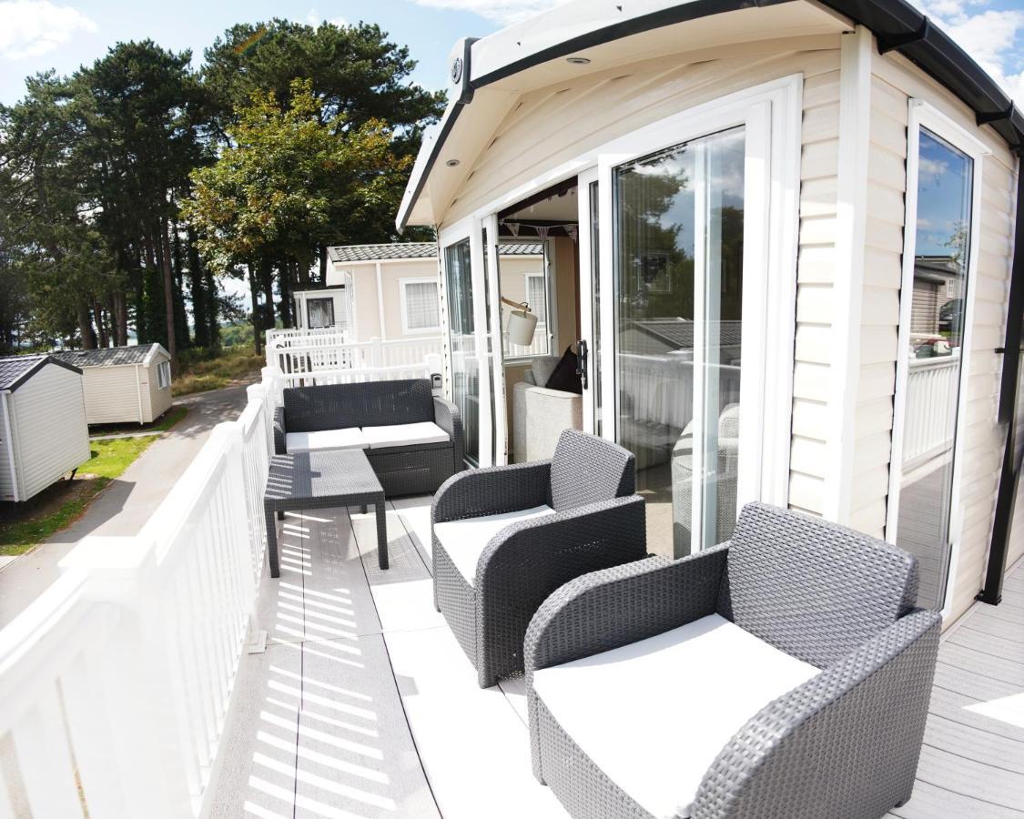 Sea Breeze Cabin Пул Екстериор снимка